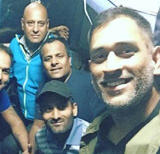 Dhoni travels 13 years after the train! | धोनीचा १३ वर्षानंतर ट्रेनने प्रवास! Dhoni travels 13 years after the train! | धोनीचा १३ वर्षानंतर ट्रेनने प्रवास!