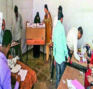 Voters are confused due to 2-3 voting machines | मतदार २-३ मतदान यंत्रांमुळे संभ्रमात Voters are confused due to 2-3 voting machines | मतदार २-३ मतदान यंत्रांमुळे संभ्रमात