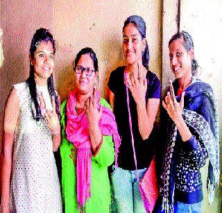 The polling stations are crowded till noon | मतदान केंद्रांवर दुपारपर्यंतच गर्दी The polling stations are crowded till noon | मतदान केंद्रांवर दुपारपर्यंतच गर्दी