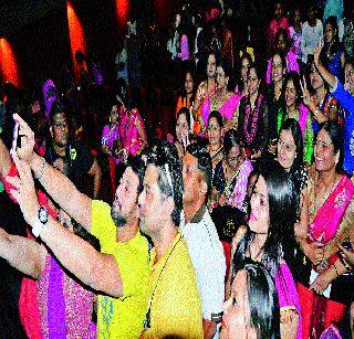 The premiere of 'bubbles' with a lively chat | गप्पाटप्पांनी रंगला ‘फुगे’चा प्रीमिअर The premiere of 'bubbles' with a lively chat | गप्पाटप्पांनी रंगला ‘फुगे’चा प्रीमिअर