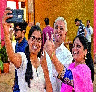 Selfie craze of voters | मतदारांमध्ये सेल्फीची क्रेझ Selfie craze of voters | मतदारांमध्ये सेल्फीची क्रेझ