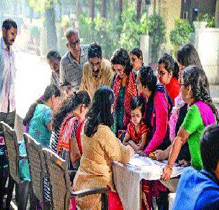 The women's voting is relatively low | महिलांचे मतदान तुलनेने कमीच The women's voting is relatively low | महिलांचे मतदान तुलनेने कमीच