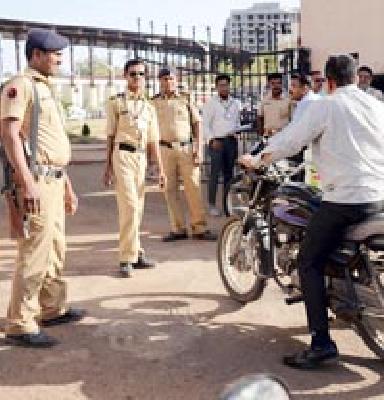 Guard of the police station at the counting center | मतमोजणी केंद्रावर पोलिसांचा खडा पहारा Guard of the police station at the counting center | मतमोजणी केंद्रावर पोलिसांचा खडा पहारा