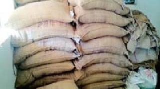 In the store that is available without the lists of beneficiaries | लाभार्थ्यांच्या याद्यांविना धान्य पोहचले दुकानात