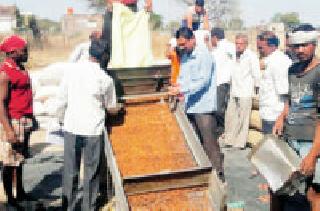 Swarm at Ture Purchase Center | तूर खरेदी केंद्रावर झुंबड Swarm at Ture Purchase Center | तूर खरेदी केंद्रावर झुंबड