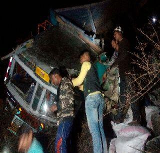 A truck collapsed in the valley in the Vani Ghat valley | पसरणी घाटातील दरीत ट्रक कोसळून एक ठार A truck collapsed in the valley in the Vani Ghat valley | पसरणी घाटातील दरीत ट्रक कोसळून एक ठार