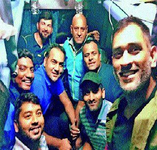 Dhoni on the train after 13 years | धोनी १३ वर्षांनंतर ट्रेनमध्ये Dhoni on the train after 13 years | धोनी १३ वर्षांनंतर ट्रेनमध्ये