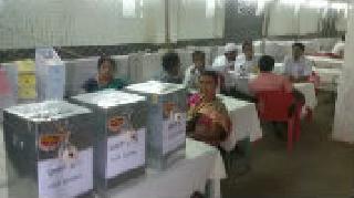 Solapur: Start of counting, hungry situation, BJP-Shiv Sena candidate | सोलापूर : मतमोजणीस प्रारंभ, त्रिशंकू परिस्थिती, भाजप-शिवसेनेचे उमेदवार आघाडीवऱ़़ Solapur: Start of counting, hungry situation, BJP-Shiv Sena candidate | सोलापूर : मतमोजणीस प्रारंभ, त्रिशंकू परिस्थिती, भाजप-शिवसेनेचे उमेदवार आघाडीवऱ़़