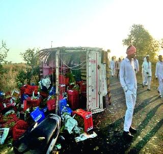 Chimukala killed in accident; Two injured | अपघातात चिमुकला ठार; दोन जखमी Chimukala killed in accident; Two injured | अपघातात चिमुकला ठार; दोन जखमी