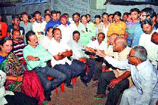 Picketing at the defeated candidate's house | पराभूत उमेदवाराच्या घरावर दगडफेक