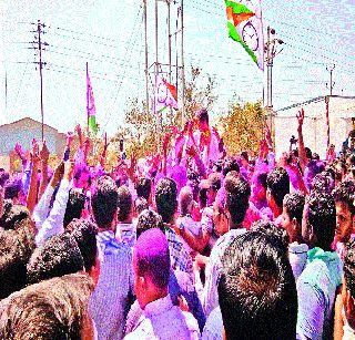 The funeral of the party workers; | कार्यकर्त्यांचा जल्लोष, गुलालाची उधळण The funeral of the party workers; | कार्यकर्त्यांचा जल्लोष, गुलालाची उधळण