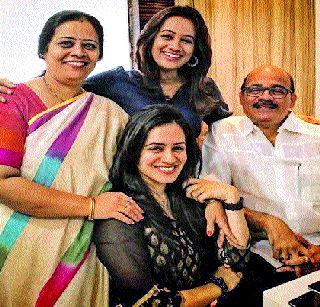 Special gift given to Spruha Joshi | स्पृहा जोशीला मिळालेले खास गिफ्ट Special gift given to Spruha Joshi | स्पृहा जोशीला मिळालेले खास गिफ्ट