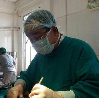 Emergency woman survived the surgery and saved her life | इमर्जन्सीमध्ये आमदाराने शस्त्रक्रिया करुन वाचवले महिलेचे प्राण Emergency woman survived the surgery and saved her life | इमर्जन्सीमध्ये आमदाराने शस्त्रक्रिया करुन वाचवले महिलेचे प्राण