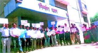 Central Public Works Officer | केंद्रीय लोक निर्माणच्या कर्मचाऱ्यांची धरणे