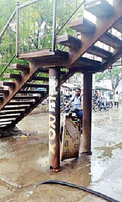 Traffic from broken ones | तुटलेल्या जिन्यावरून वाहतूक Traffic from broken ones | तुटलेल्या जिन्यावरून वाहतूक