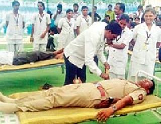 144 people took blood donation at Darwha | दारव्हा येथे १४४ जणांनी केले रक्तदान 144 people took blood donation at Darwha | दारव्हा येथे १४४ जणांनी केले रक्तदान