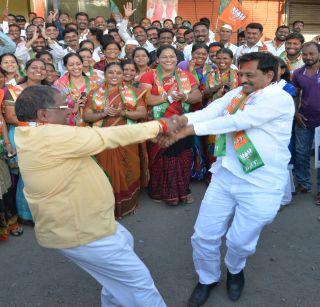 Subhash Bapu, Fuji from the funeral of BJP! | भाजपा आनंदोत्सवाची सुभाष बापूंकडून फुगडी !