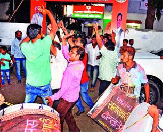 Candidates have handcuffs | उमेदवारांनी घेतला हात आखडता Candidates have handcuffs | उमेदवारांनी घेतला हात आखडता