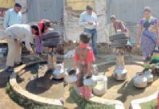 Cleanliness lessons given to women on handpumps | हातपंपावर महिलांना दिले स्वच्छतेचे धडे