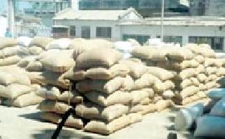 Problems with the Arvite Traders Stop the Warehouse | आर्वीत व्यापाऱ्यांनी गोदाम अडविल्याने अडचण