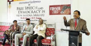 Staying in the framework of the Constitution and expressing in the new medium | संविधानाच्या चौकटीत राहून नवमाध्यमांत व्यक्त व्हावे Staying in the framework of the Constitution and expressing in the new medium | संविधानाच्या चौकटीत राहून नवमाध्यमांत व्यक्त व्हावे