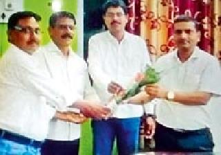 Felicitation of Education Officer by the Teacher Committee | शिक्षक समितीकडून शिक्षणाधिकाऱ्यांचा सत्कार Felicitation of Education Officer by the Teacher Committee | शिक्षक समितीकडून शिक्षणाधिकाऱ्यांचा सत्कार