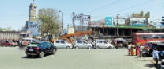 Traffic stumbling due to neglected service | दुर्लक्षी कारभारामुळे वाहतुकीची कोंडी Traffic stumbling due to neglected service | दुर्लक्षी कारभारामुळे वाहतुकीची कोंडी