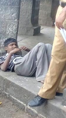 Biting the police officer took the psychiatrist | मनोरुग्णाने घेतला पोलीस कर्मचाऱ्यास चावा