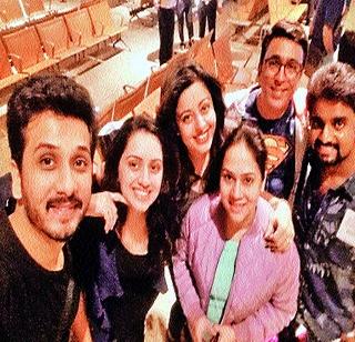 Airplane Selfie of Marathi artists | मराठी कलाकारांचा एअरपोर्टवर सेल्फी Airplane Selfie of Marathi artists | मराठी कलाकारांचा एअरपोर्टवर सेल्फी