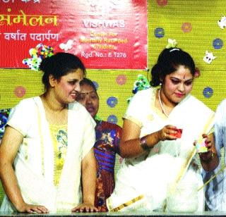 Not an experiment, magic for them ... | प्रयोग नव्हे, त्यांच्यासाठी जादू... Not an experiment, magic for them ... | प्रयोग नव्हे, त्यांच्यासाठी जादू...