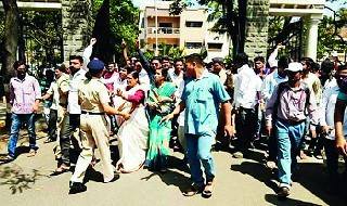 Take reinsurance in the constituency | मतदारसंघात फेरमतदान घ्या Take reinsurance in the constituency | मतदारसंघात फेरमतदान घ्या