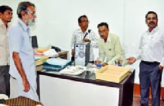 Majhi's engineer seized | मजीप्रा अभियंत्याची खुर्ची जप्त Majhi's engineer seized | मजीप्रा अभियंत्याची खुर्ची जप्त