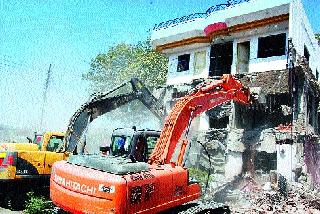 The encroachment in Shindegach has been removed | शिंदेगावातील अतिक्रमण हटविले