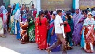 Hundreds of women engage in microfinance office | मायक्रोफायनान्स कार्यालयाला घातला शेकडो महिलांनी घेराव