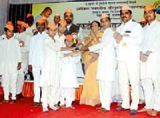 On the concluding ceremony Ganjela 'Vaat Gurukunja Ki' | समारोपीय समारंभात गुंजले ‘स्वर गुरुकुंजाचे’ On the concluding ceremony Ganjela 'Vaat Gurukunja Ki' | समारोपीय समारंभात गुंजले ‘स्वर गुरुकुंजाचे’