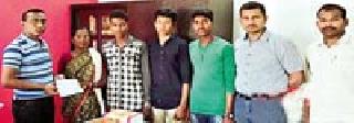 Four lakhs help to Naxalites | नक्षलपीडित कुटुंबीयांना चार लाखांची मदत Four lakhs help to Naxalites | नक्षलपीडित कुटुंबीयांना चार लाखांची मदत