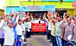 Turnover of three and a half million rupees | साडेतीनशे कोटींची उलाढाल ठप्प