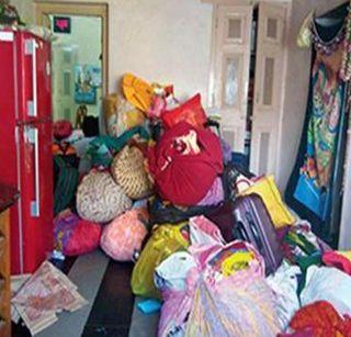 Above! 7,000 saris found in the house of the tax official | अबब ! कर अधिका-याच्या घरी सापडल्या 7000 साड्या Above! 7,000 saris found in the house of the tax official | अबब ! कर अधिका-याच्या घरी सापडल्या 7000 साड्या
