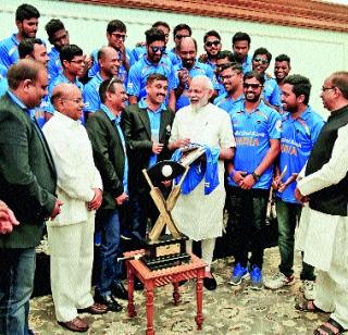 Modi's meeting with blind cricketing champions team | अंध क्रिकेट चॅम्पियन्स टीमला मोदींची भेट