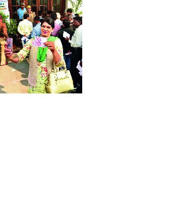 Declination of the writing on two thousand, five hundred notes | दोन हजार, पाचशेच्या नोटांवरील लिखाणात घट Declination of the writing on two thousand, five hundred notes | दोन हजार, पाचशेच्या नोटांवरील लिखाणात घट