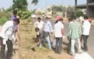 Thousands of people engage in cleanliness in Solapur | सोलापूरात हजारो हात गुंतले स्वच्छतेच्या कामात