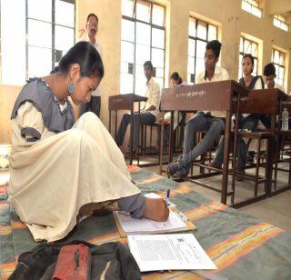 Laxmi's stubborn steps for the worship of Saraswati | सरस्वतीच्या उपासनेसाठी ‘लक्ष्मी’च्या जिद्दीची पावले Laxmi's stubborn steps for the worship of Saraswati | सरस्वतीच्या उपासनेसाठी ‘लक्ष्मी’च्या जिद्दीची पावले