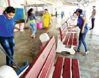 Cleanliness drive at railway station | रेल्वे स्थानकावर स्वच्छता अभियान Cleanliness drive at railway station | रेल्वे स्थानकावर स्वच्छता अभियान