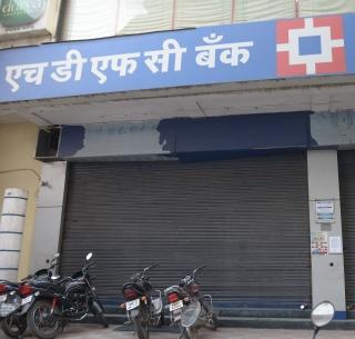 More than four times the withdrawal will result in the payment of 150 rupees | चारपेक्षा अधिक वेळा पैसे काढल्यास होणार १५० रुपयांचा भुर्दंड More than four times the withdrawal will result in the payment of 150 rupees | चारपेक्षा अधिक वेळा पैसे काढल्यास होणार १५० रुपयांचा भुर्दंड