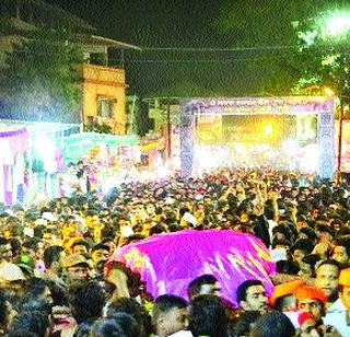 Lots of millions of Bhakti Sagar lootla in Mahad's Chhabinotsala | महाडच्या छबिनोत्सवात लाखोंचा भक्तिसागर लोटला Lots of millions of Bhakti Sagar lootla in Mahad's Chhabinotsala | महाडच्या छबिनोत्सवात लाखोंचा भक्तिसागर लोटला