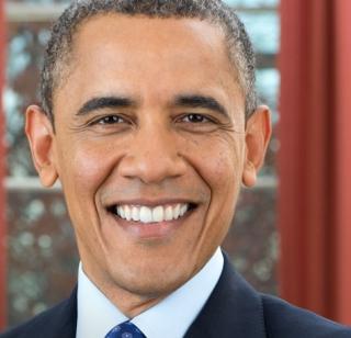 Obama's rights to the couple's books are worth $ 60 million | ओबामा दाम्पत्याच्या पुस्तकांचे हक्क सहा कोटी डॉलर्सना Obama's rights to the couple's books are worth $ 60 million | ओबामा दाम्पत्याच्या पुस्तकांचे हक्क सहा कोटी डॉलर्सना