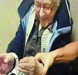 99 year old grandmother wishes to be imprisoned with prisoners | ९९ वर्षांच्या आजींना बेड्यांसह तुरुंगात बसण्याची इच्छा 99 year old grandmother wishes to be imprisoned with prisoners | ९९ वर्षांच्या आजींना बेड्यांसह तुरुंगात बसण्याची इच्छा