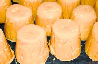 Producer's difficulty due to falling prices | गुळाचे दर पडल्याने उत्पादक अडचणीत Producer's difficulty due to falling prices | गुळाचे दर पडल्याने उत्पादक अडचणीत