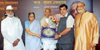 People are annoyed by seeing naked pictures? | नग्न चित्र बघून लोक का संतापतात?