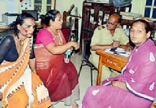 Violent flint in two groups of third parties | तृतीयपंथीयांच्या दोन गटात हिंसक चकमक